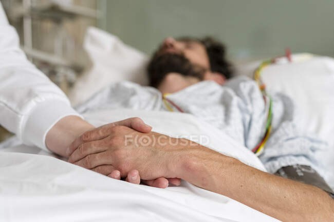 Nahaufnahme eines Mannes, der im Krankenhaus auf dem Bett liegt — Stockfoto