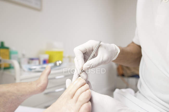 Close up of woman making pedicure in beauty salon. — Stock Photo