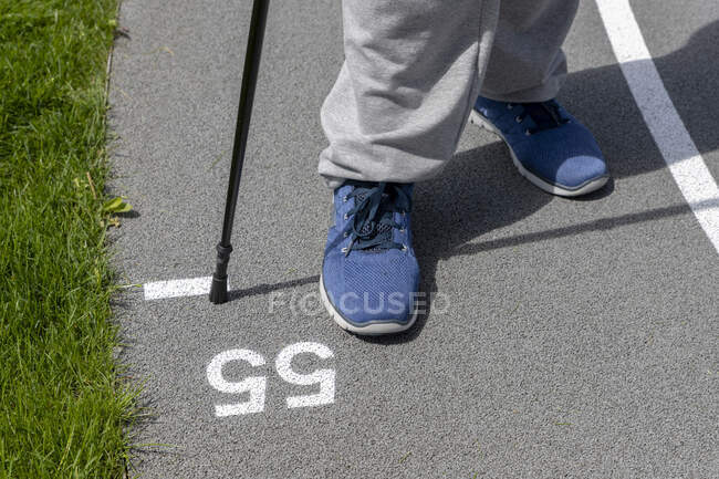 Erschossener Senior mit Stock auf Gleis — Stockfoto