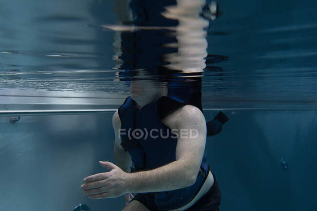 Close-up shot of man swimming in pool during rehabilitation — Stock Photo