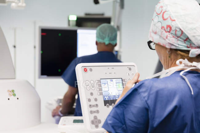 Женщина-врач работает с цифровым планшетом в больнице — стоковое фото
