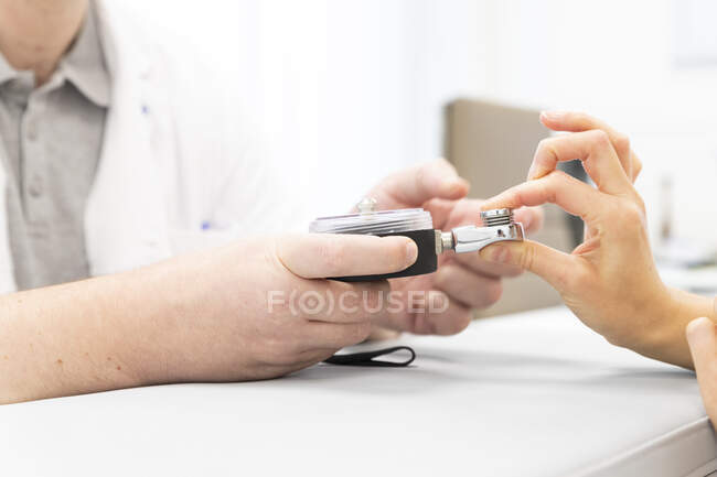 Médico comprobar la fuerza de agarre para el paciente - foto de stock
