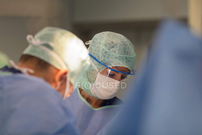 Close-up de grupo de cirurgiões na sala de cirurgia — Fotografia de Stock