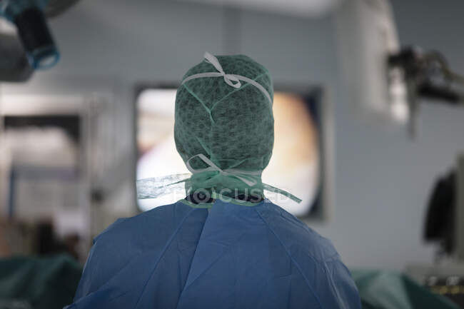 Вид ззаду хірурга в уніформі в лікарні — стокове фото