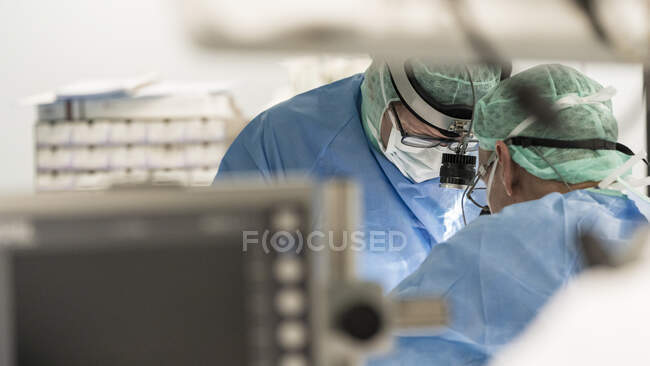Primer plano del grupo de cirujanos que operan en el hospital - foto de stock