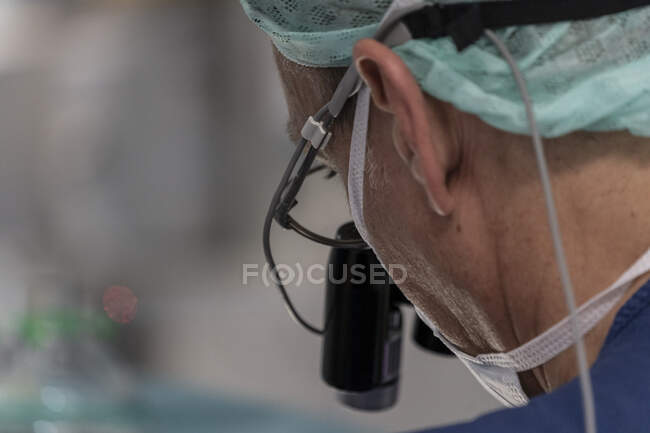Primo piano del medico in uniforme medica con binocolo — Foto stock