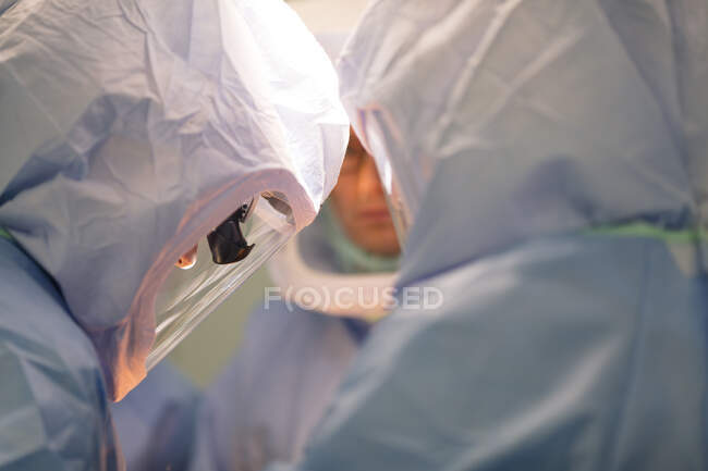 Primo piano del gruppo di chirurghi che operano in ospedale — Foto stock