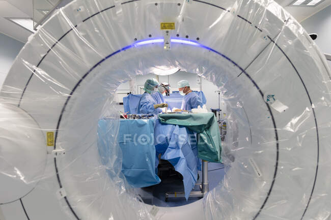 Grupo de cirurgiões que operam no hospital — Fotografia de Stock