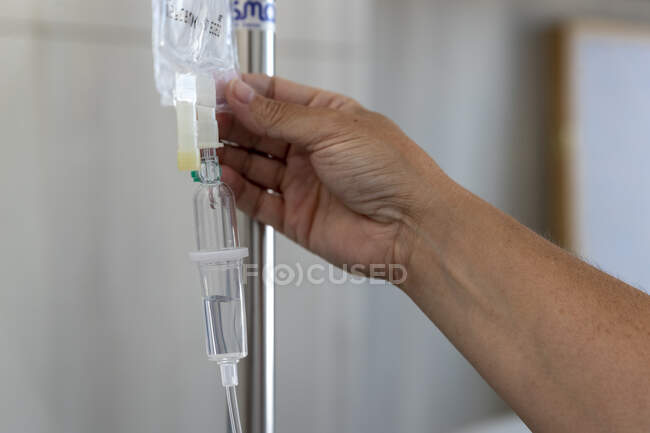 Обрізаний знімок лікаря, який тримає медичну краплю — стокове фото