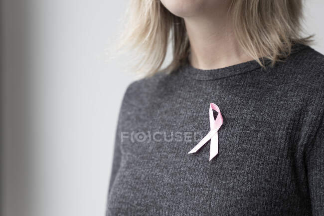 Ruban de sensibilisation au cancer du sein, concept de soins de santé — Photo de stock