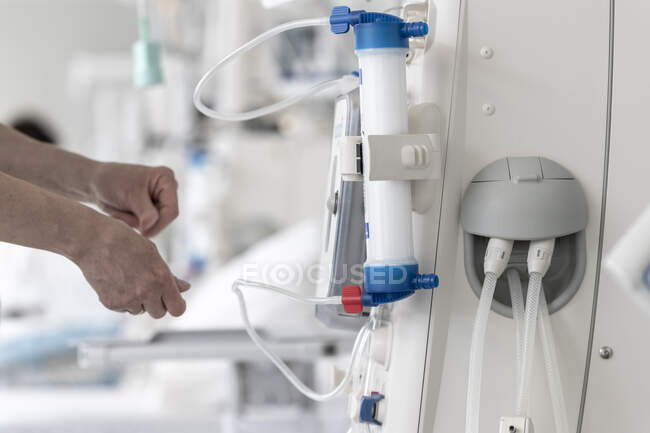 Colpo ritagliato del medico che lavora con la macchina di trasfusione di sangue in ospedale — Foto stock