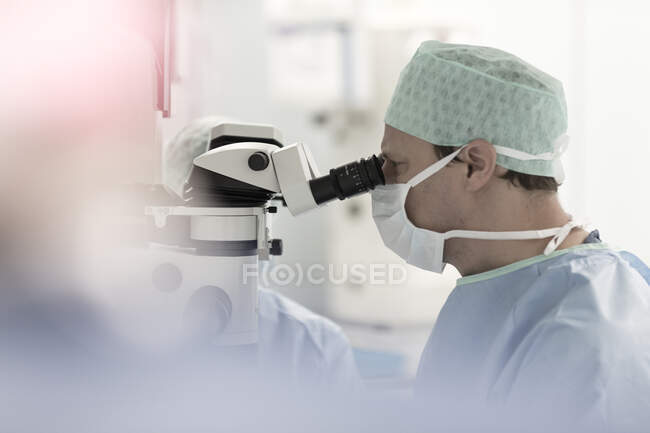 Primo piano del microscopio medico donna esaminatore in laboratorio — Foto stock