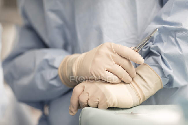 Médico con una jeringa y un estetoscopio - foto de stock