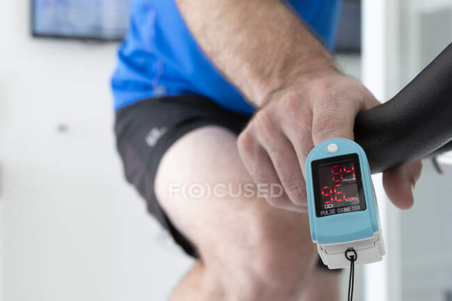 Людина перевіряє кров'яний тиск на білому тлі — стокове фото