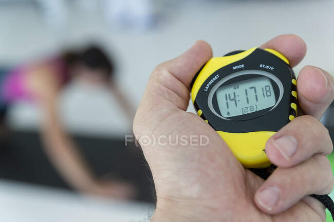 Close-up de uma mão segurando um cronômetro — Fotografia de Stock