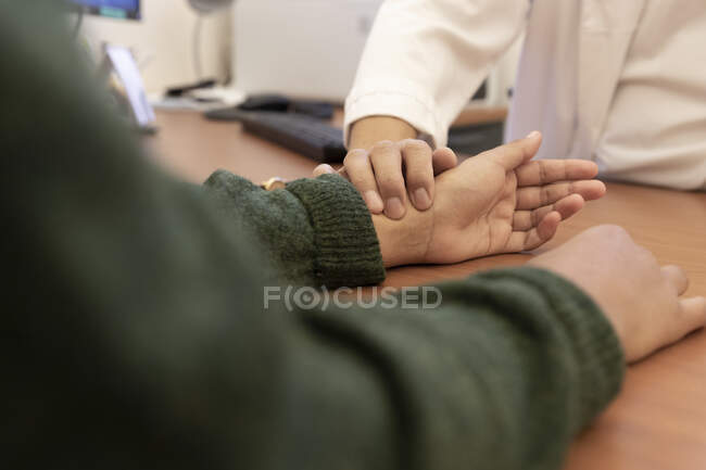 Médico dando um paciente para as mãos femininas — Fotografia de Stock