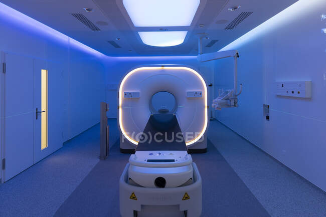 Exploración por resonancia magnética en el hospital. - foto de stock