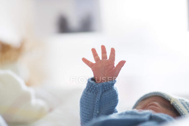 Plan recadré de la main d'adorable petit bébé — Photo de stock