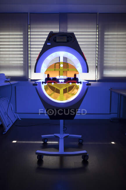 Интерьер больничной палаты с ультрафиолетовой капсулой для новорожденного ребенка — стоковое фото