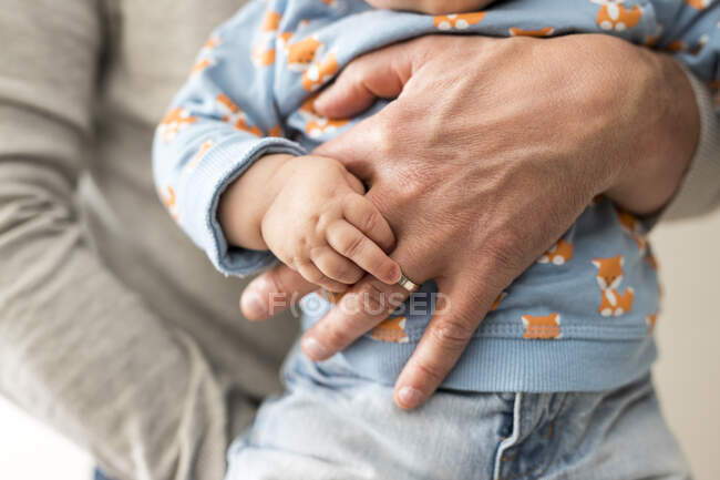 Tiro cortado de mão de bebê adorável pouco — Fotografia de Stock