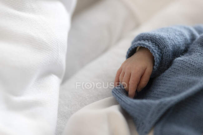 Обрізаний знімок руки чарівної маленької дитини — стокове фото