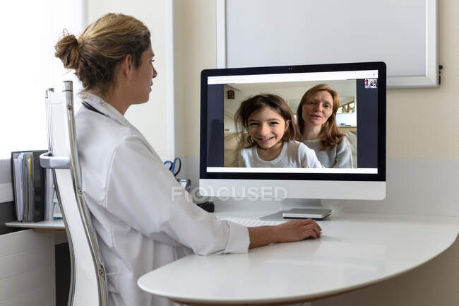 Жінка-лікар робить відеодзвінок зі своїми пацієнтами — стокове фото