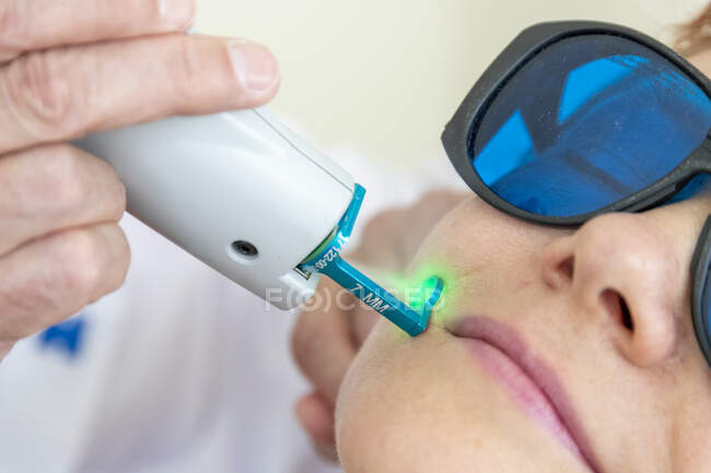 Close-up de médico fazendo procedimento a laser para paciente do sexo feminino — Fotografia de Stock