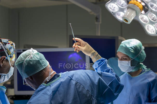 Крупный план группы хирургов, работающих в больнице — стоковое фото