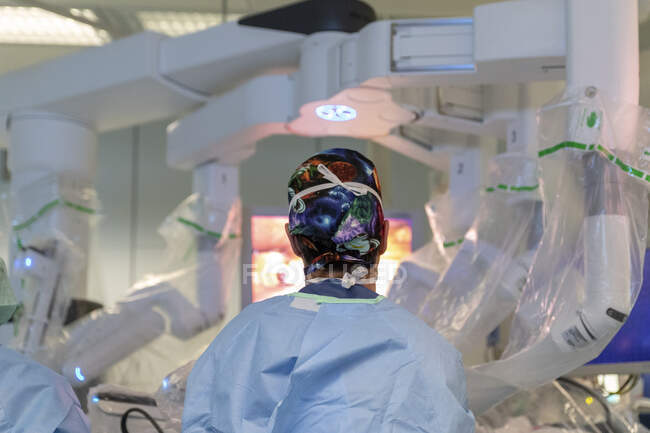 Крупним планом знімок хірурга, що працює з роботом в операційній кімнаті — стокове фото