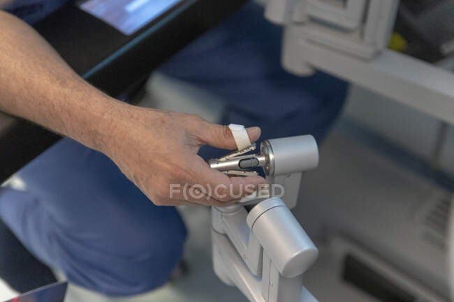 Nahaufnahme eines Chirurgen bei der Arbeit mit einem Roboter im Operationssaal — Stockfoto
