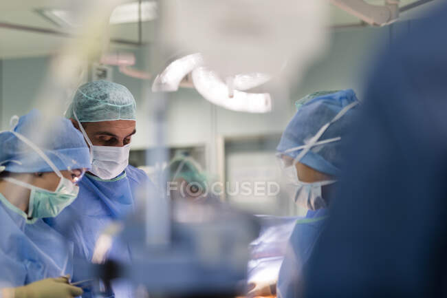 Cirurgiões no trabalho na sala de cirurgia — Fotografia de Stock