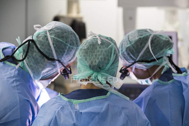 Gruppe von Chirurgen im Operationssaal bei der Arbeit — Stockfoto
