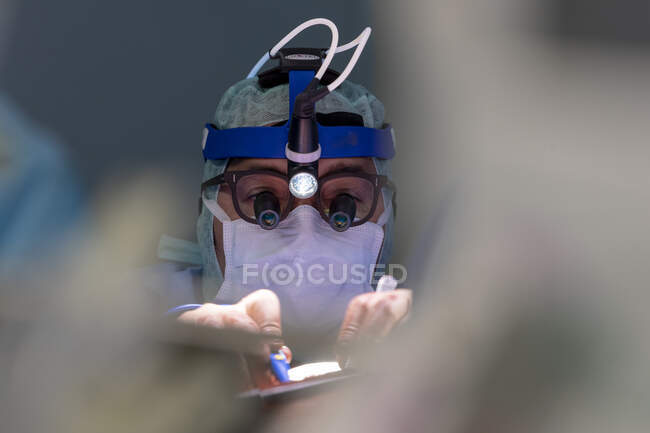 Крупним планом знімок хірурга в операційній залі на роботі — стокове фото