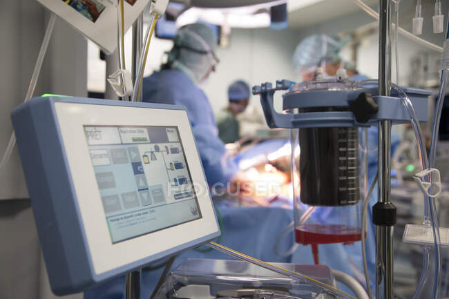 Група хірургів в операційній кімнаті на роботі. — стокове фото