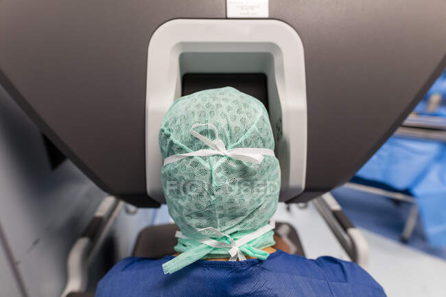 Крупним планом знімок хірурга в операційній залі на роботі — стокове фото