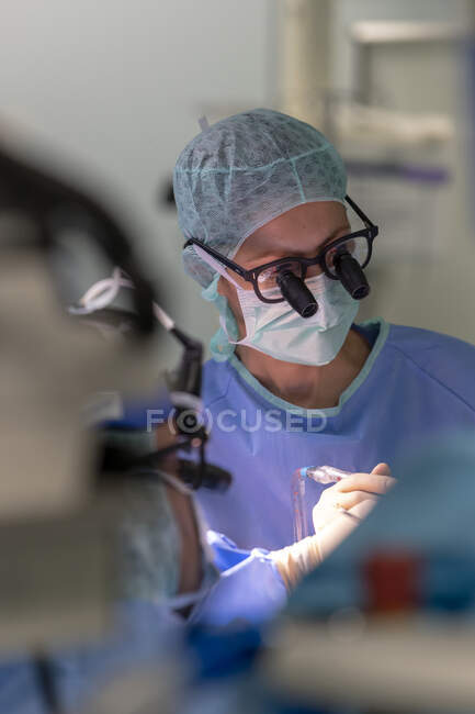 Groupe de chirurgiens en salle d'opération au travail — Photo de stock