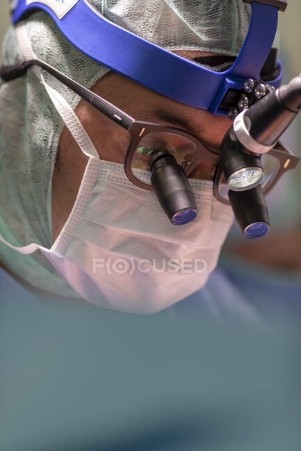 Primer plano del cirujano en quirófano en el trabajo - foto de stock