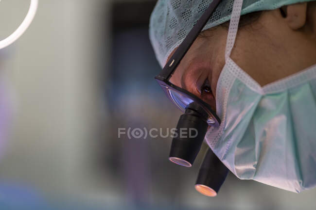 Close-up de cirurgião na sala de cirurgia no trabalho — Fotografia de Stock