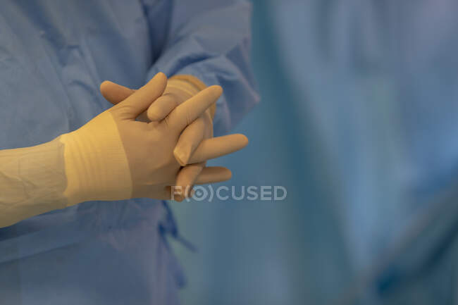 Врач-хирург со стетоскопом на белом фоне — стоковое фото