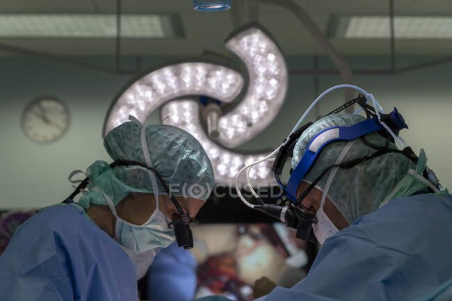 Крупный план группы хирургов в операционной на работе — стоковое фото