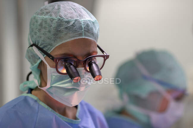 Gros plan du chirurgien en salle d'opération au travail — Photo de stock