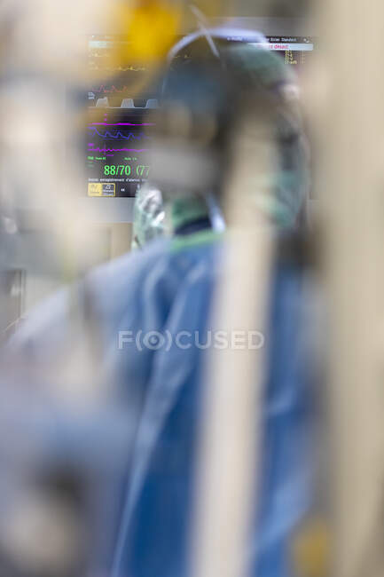 Primo piano del chirurgo al lavoro — Foto stock
