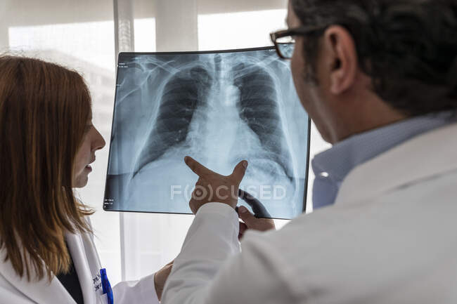 Врачи осматривают рентгеновский снимок пациента — стоковое фото