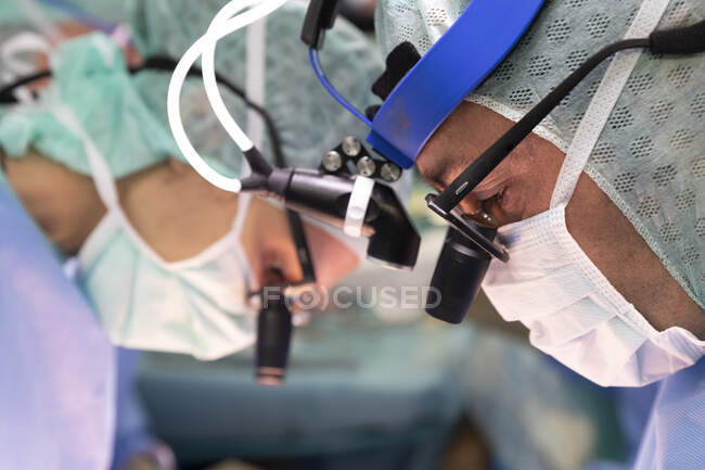 Medico donna che esamina un microscopio in un ospedale. — Foto stock