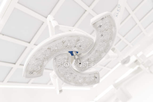 Tiro de close-up da lâmpada na sala de operação — Fotografia de Stock