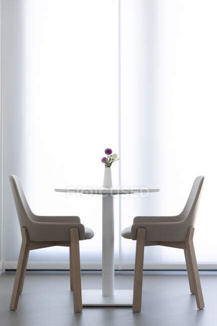 Interni moderni con tavolo e sedie sullo sfondo — Foto stock