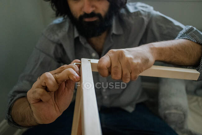 Тато будує ляльковий будиночок з інструментами крупним планом рук — стокове фото