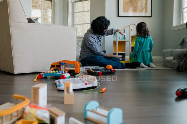 Dad and daughter building dollhouse together — Stock Photo