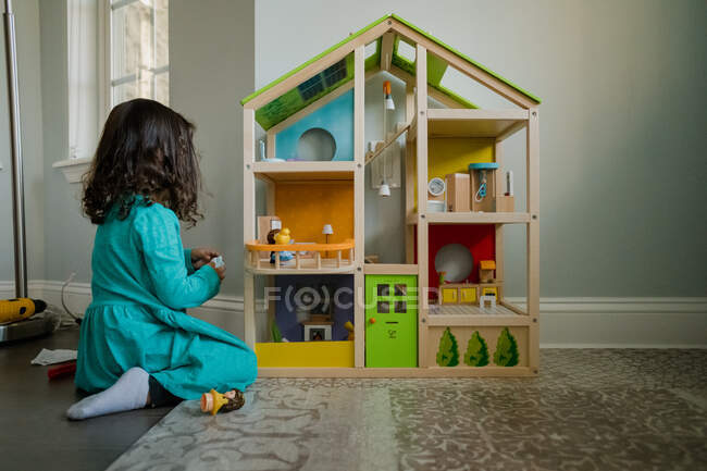 Bambino che gioca con la casa delle bambole — Foto stock