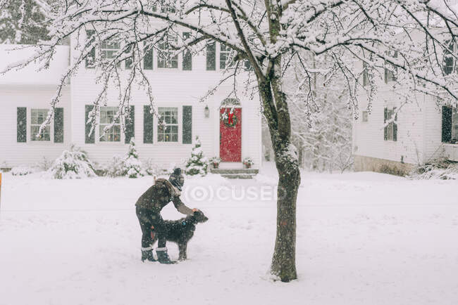 Menino e cachorro na neve Nova Inglaterra — Fotografia de Stock